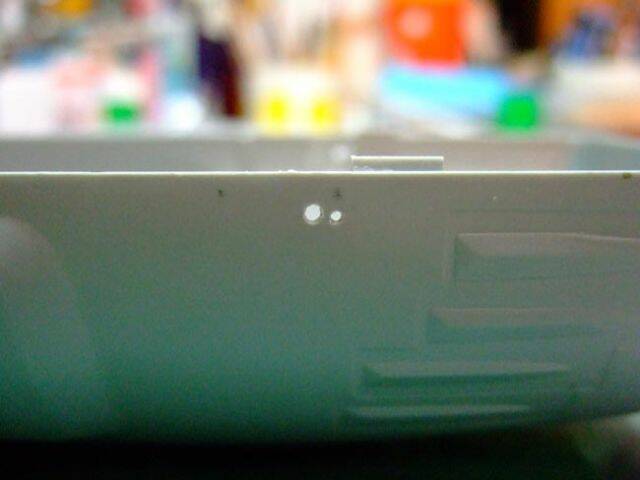 在下船身鑽孔-前方潛降舵用的-一個孔是我鑽錯的